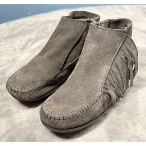 Minnetonka Boots Womens 5.5 Gray Suede Fringe Ankle Moccasin Zip